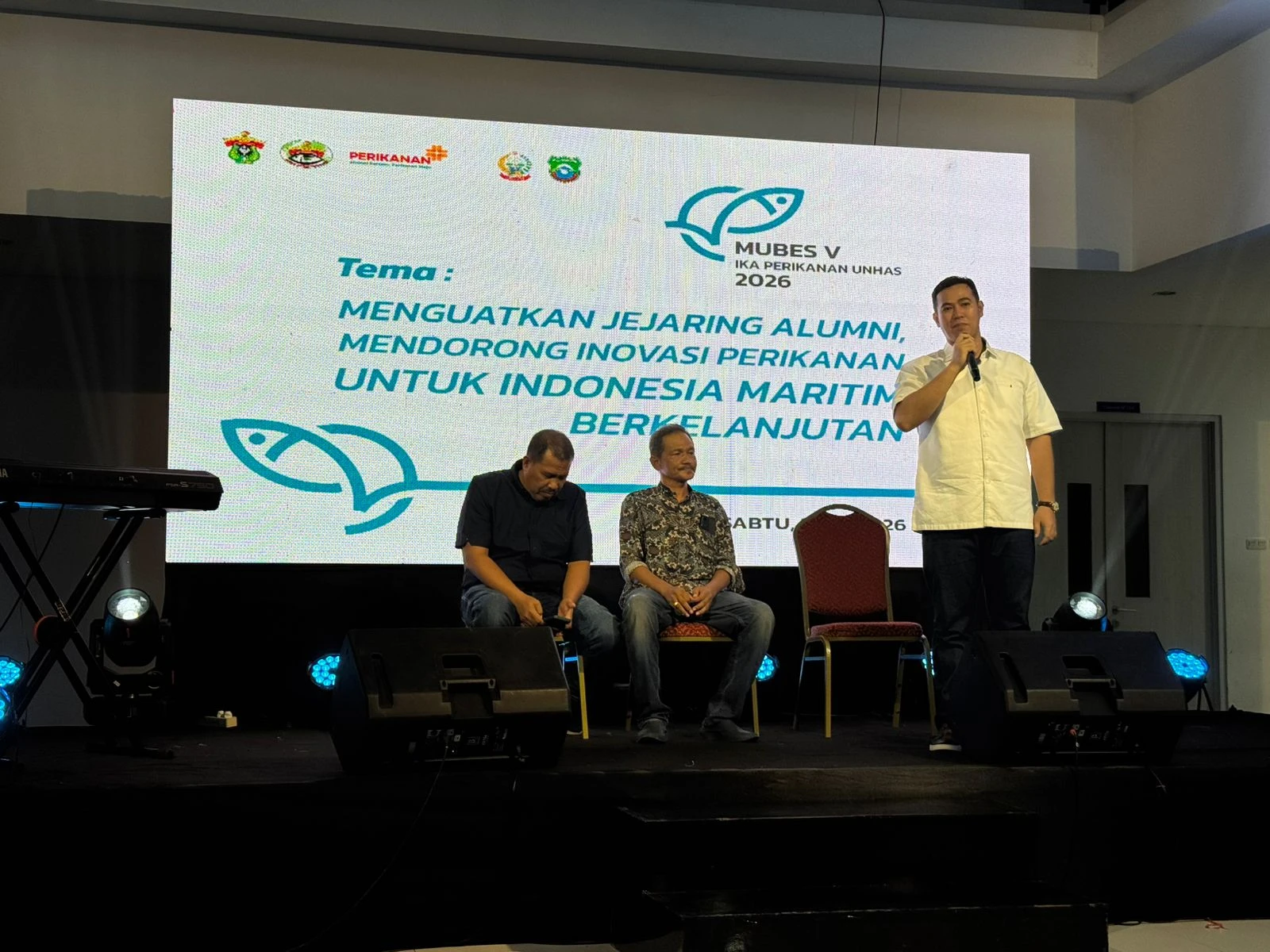 Momen penuh makna saat M. Yusran Lalogau menyampaikan komitmennya di hadapan alumni dalam Mubes V IKA Perikanan Unhas 2026, menegaskan bahwa kebersamaan bukan sekadar kenangan, melainkan kekuatan untuk membangun masa depan perikanan Indonesia yang berkelanjutan. (Foto: Dok.Pribadi).